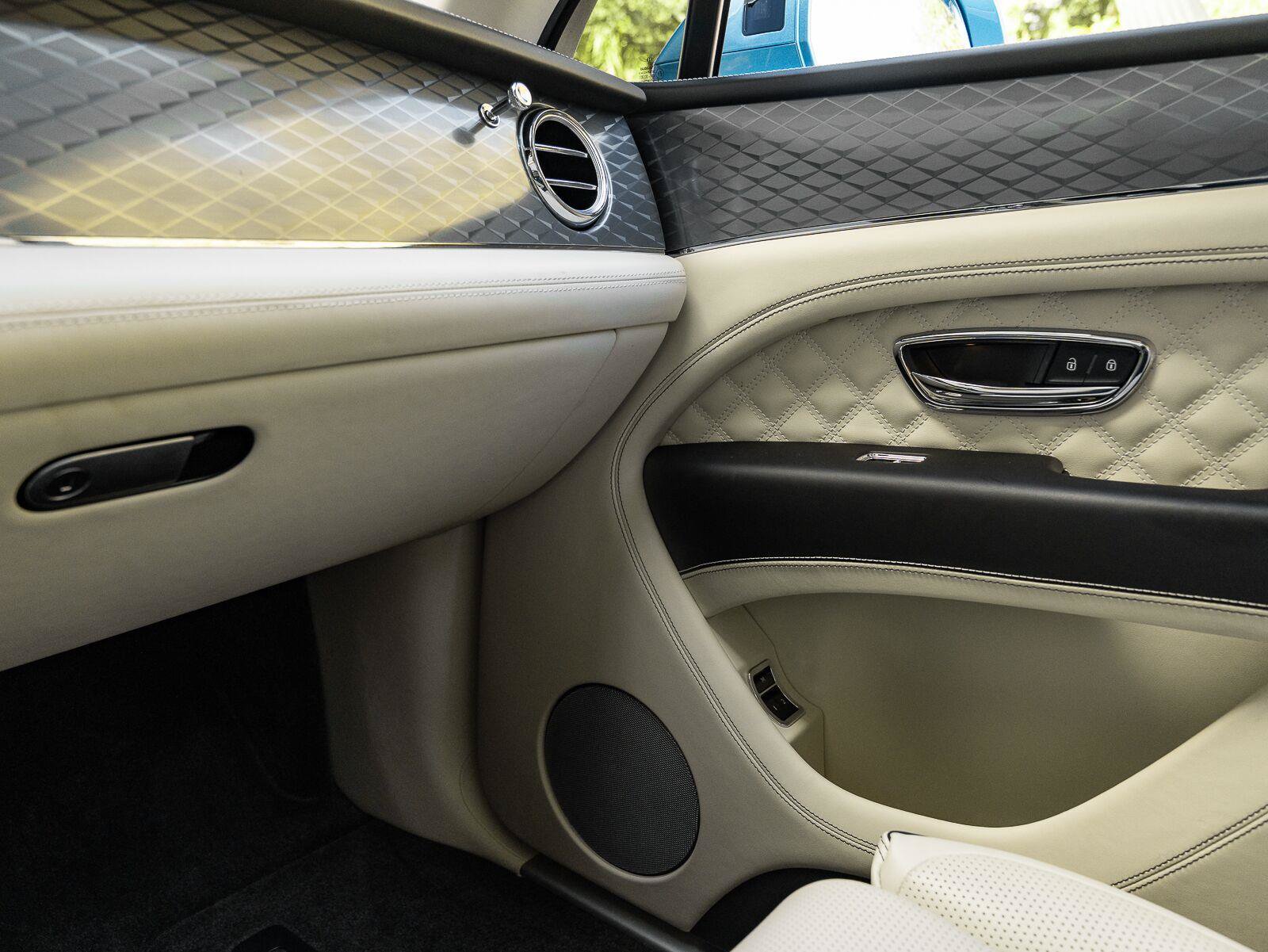 Used 2022 Bentley Bentayga AWD/4WD image 59