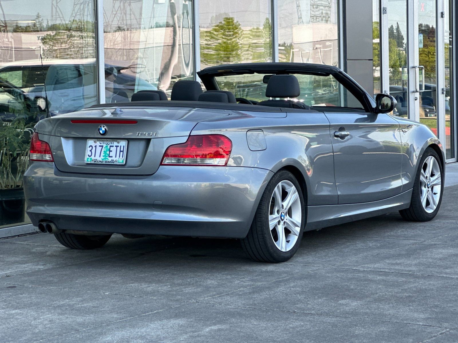 Used 2011 BMW 128i Convertible RWD image 4