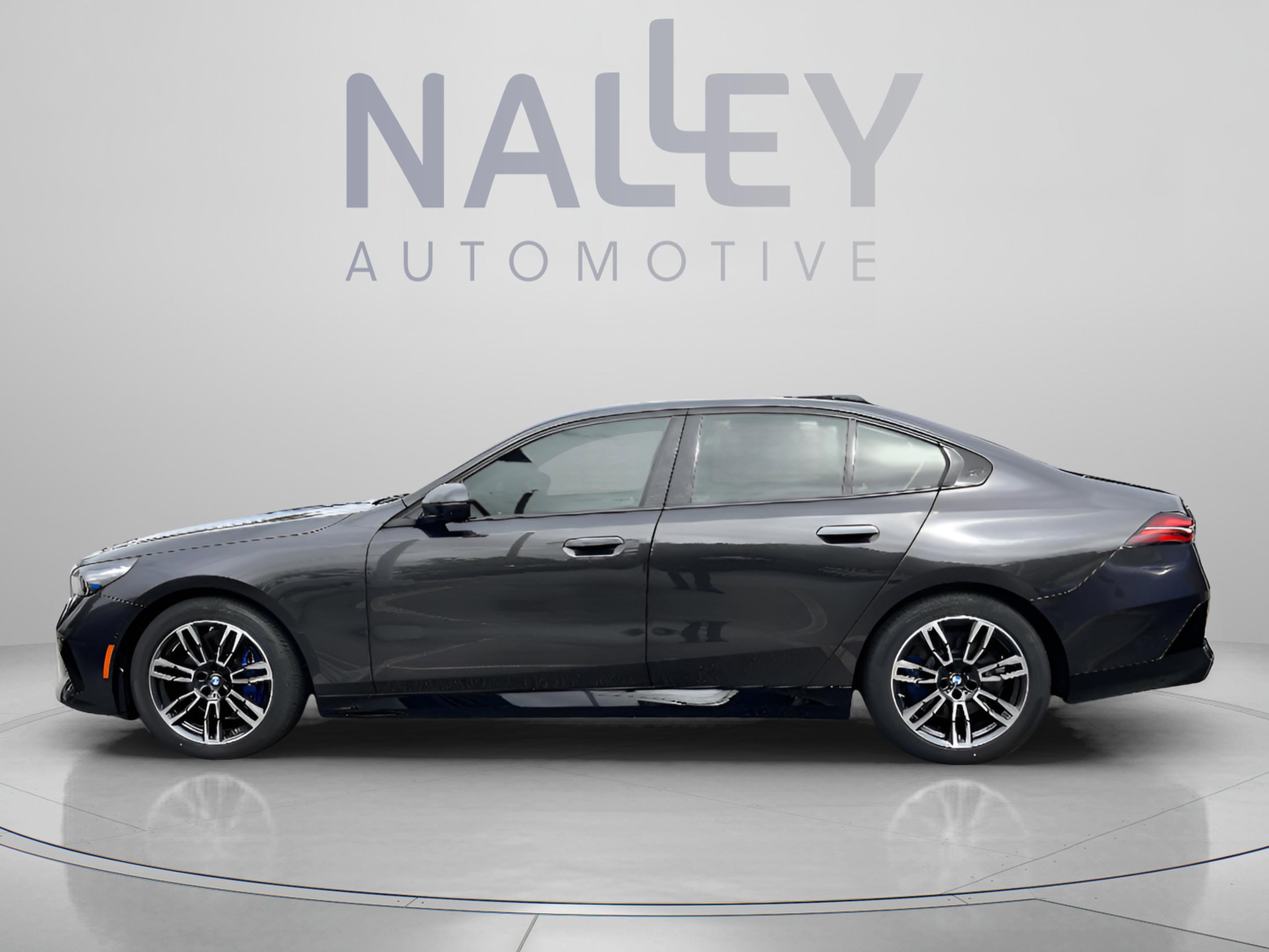 Used 2025 BMW 530i xDrive w/ M Sport Package AWD/4WD image 3