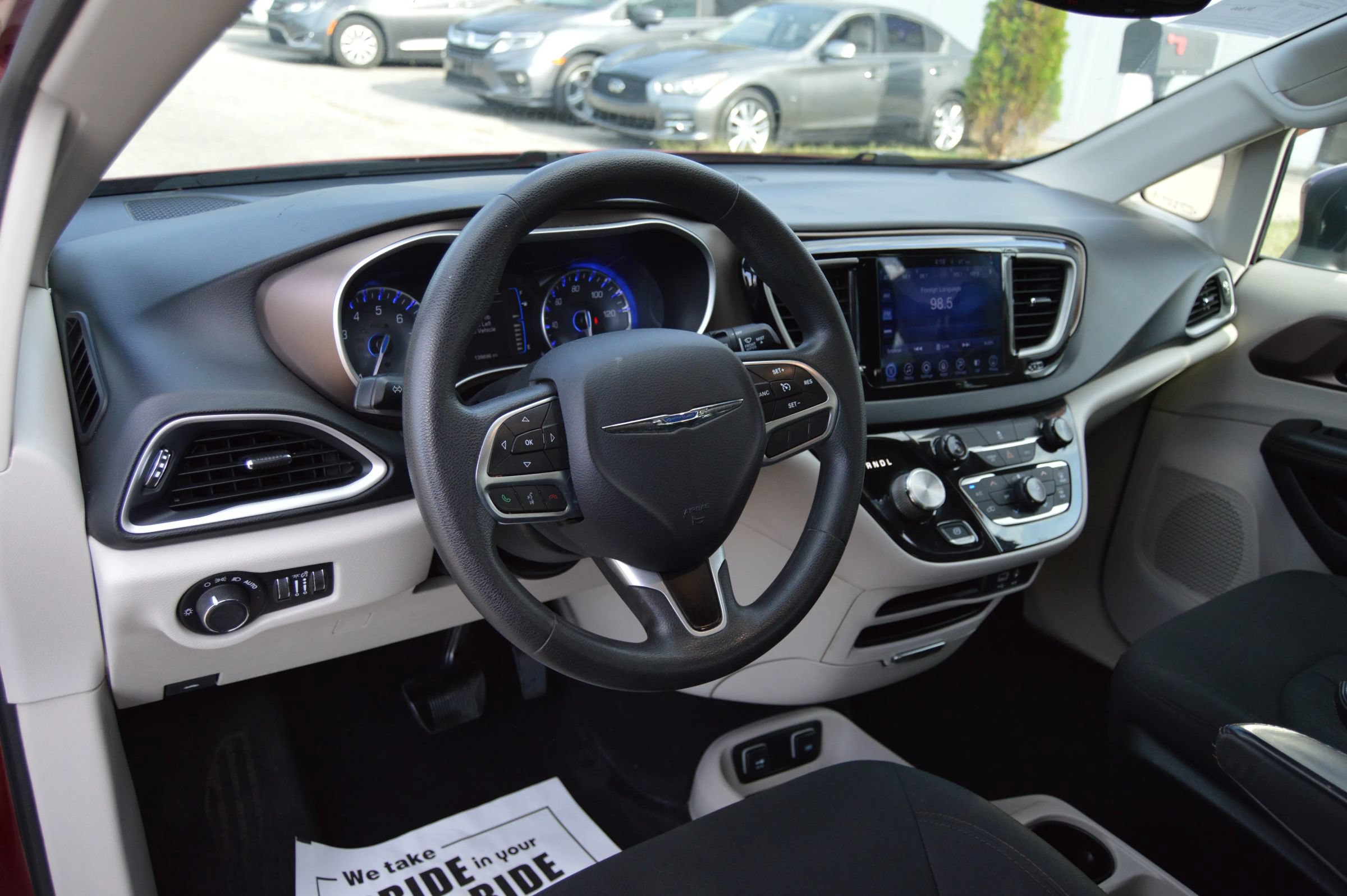 Used 2017 Chrysler Pacifica Touring FWD image 7