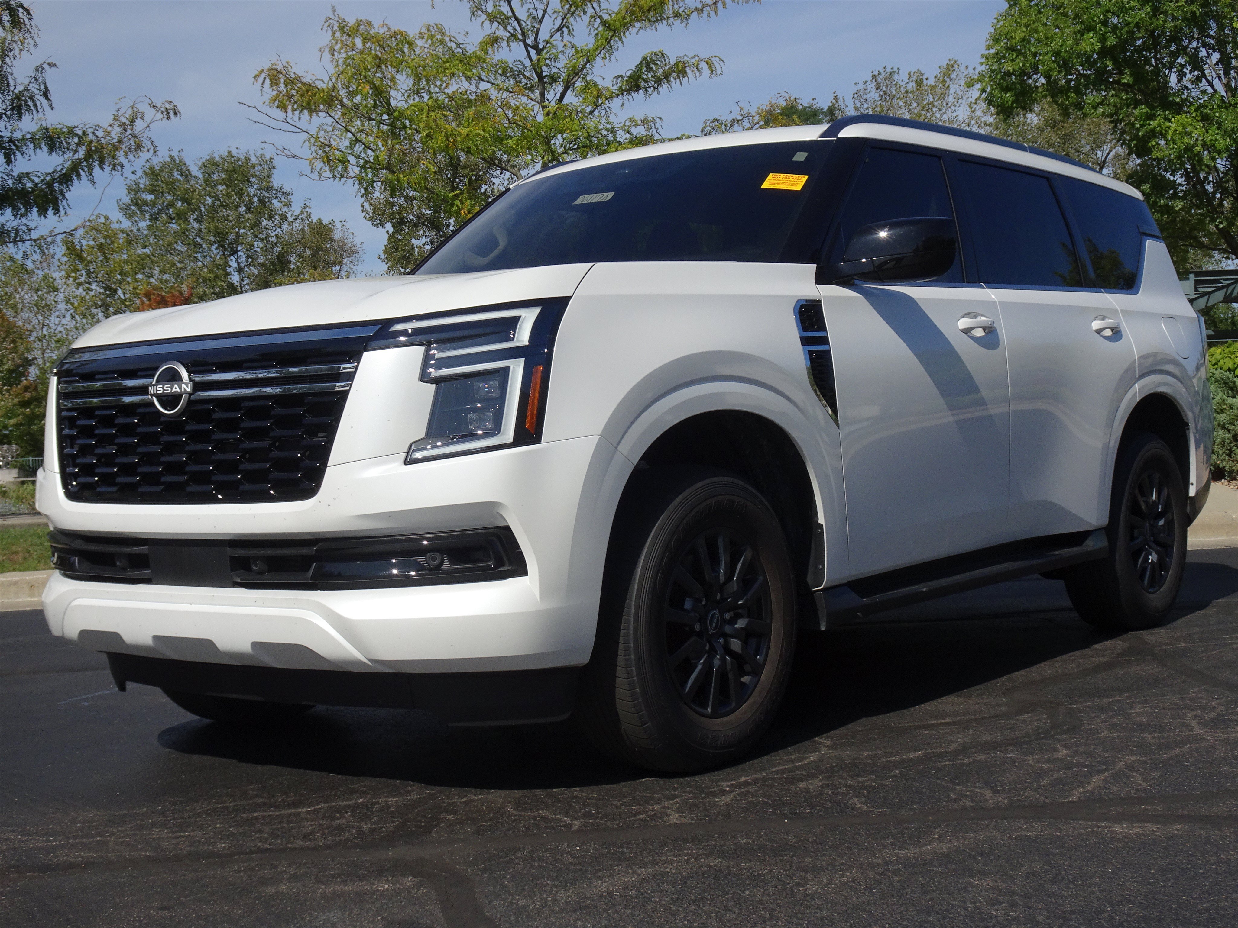 Used 2025 Nissan Armada SV AWD/4WD image 1