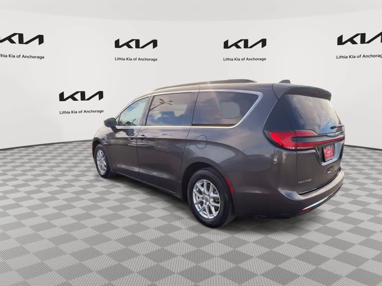 Used 2022 Chrysler Pacifica Touring-L FWD image 8
