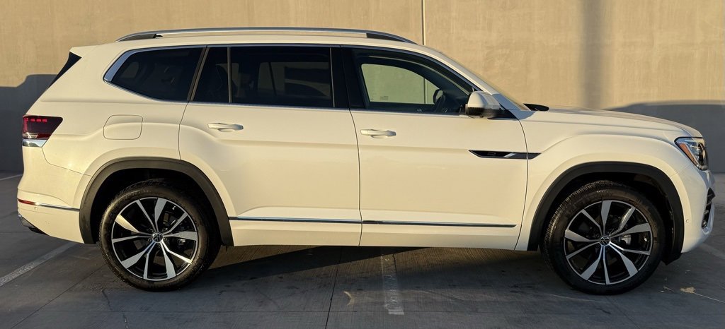 Used 2025 Volkswagen Atlas SEL Premium R-Line image 3