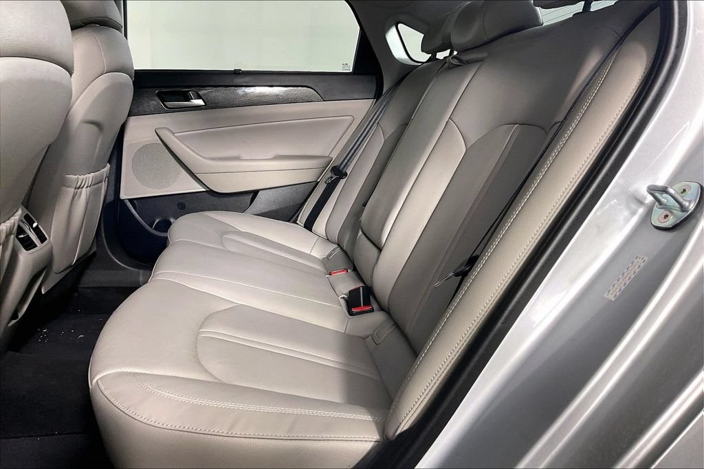Used 2019 Hyundai Sonata Limited w/ Ultimate Package 02 FWD image 3