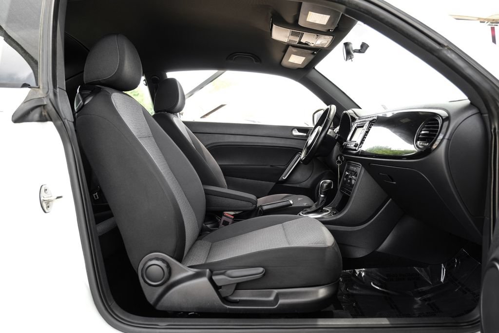 Used 2018 Volkswagen Beetle 2.0T S FWD image 31