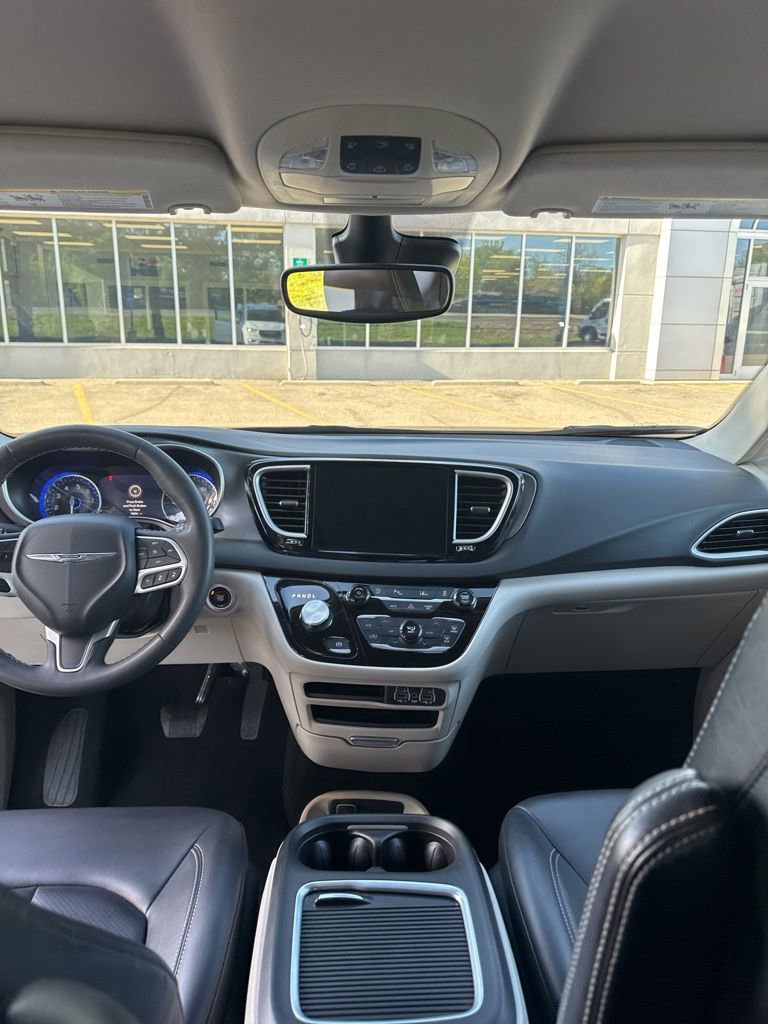 Used 2023 Chrysler Pacifica Touring-L FWD image 8