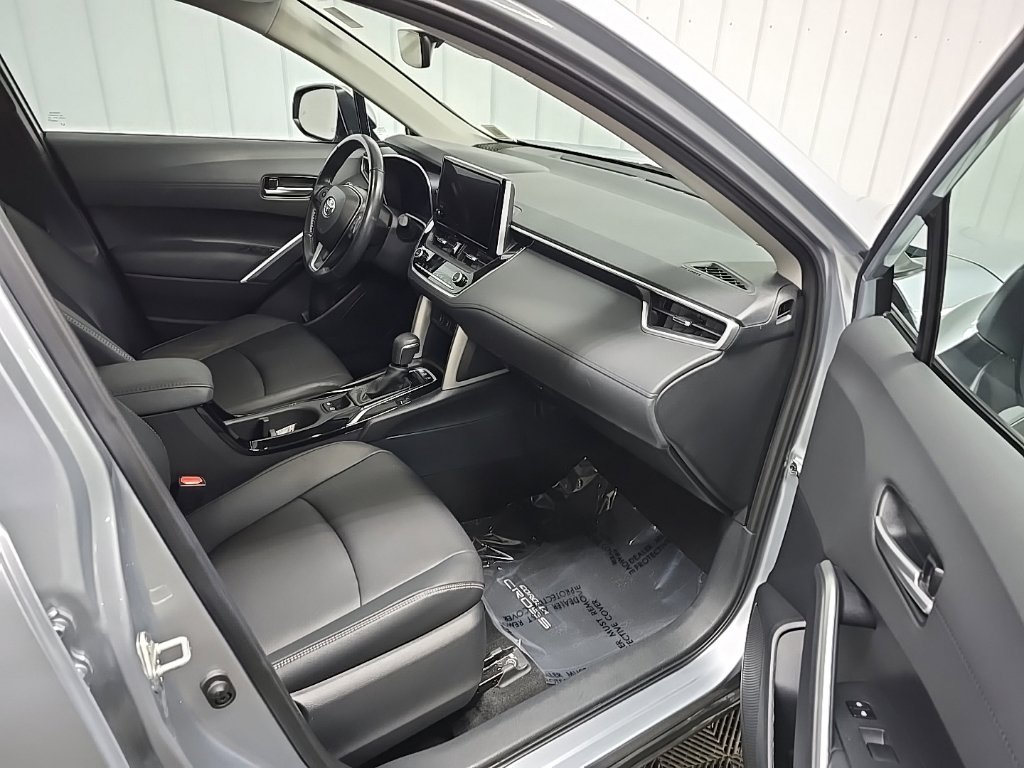 Used 2023 Toyota Corolla Cross XLE w/ Convenience Package AWD/4WD image 16