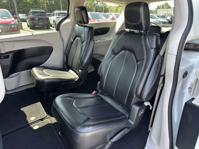Used 2023 Chrysler Pacifica Touring-L FWD image 17