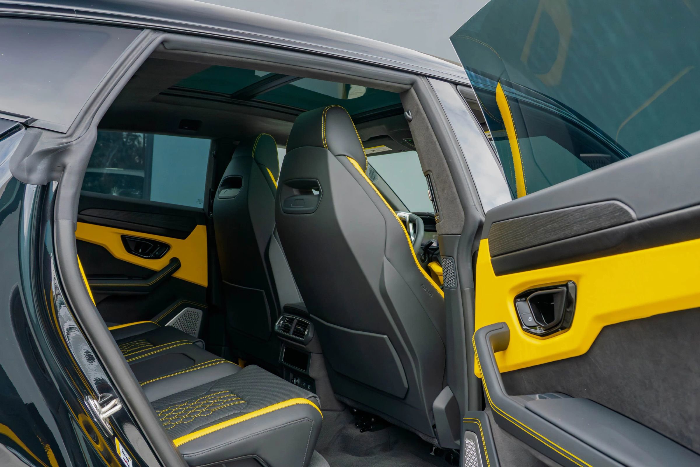 Used 2025 Lamborghini Urus SE image 69