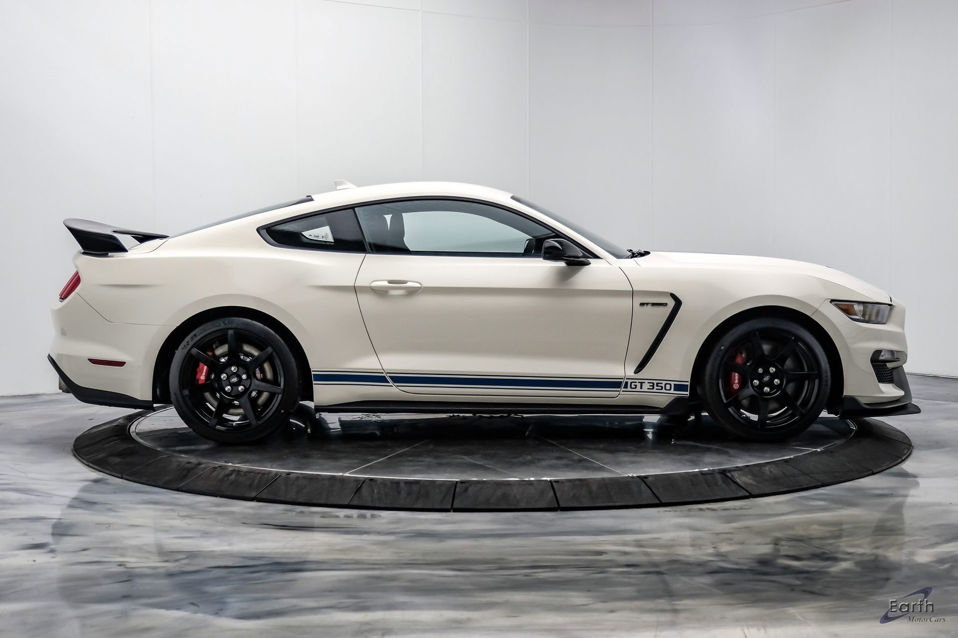 Used 2020 Ford Mustang Shelby GT350R w/ GT350R Equipment Group 920A RWD image 25