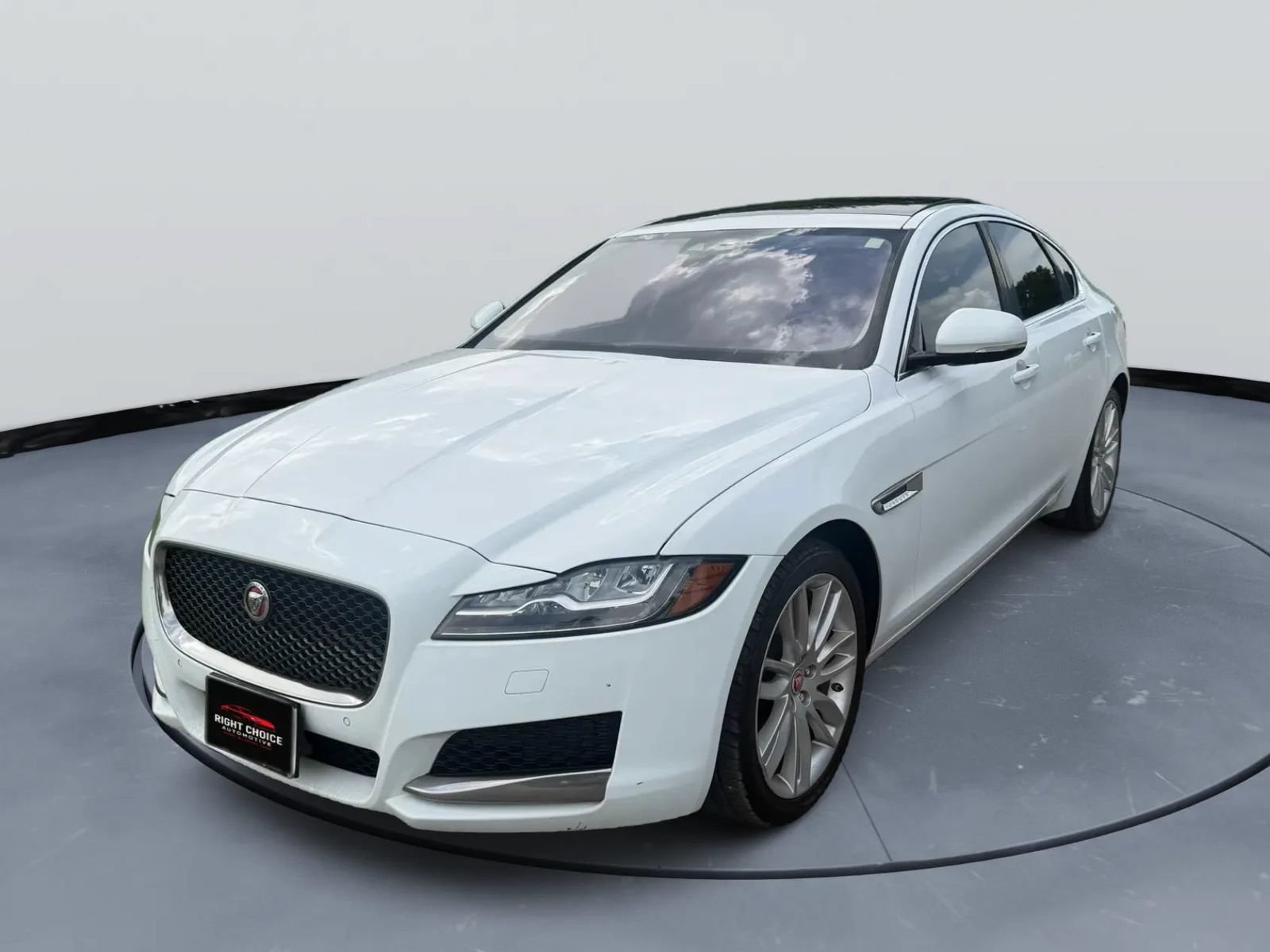 Used 2017 Jaguar XF Prestige RWD image 2