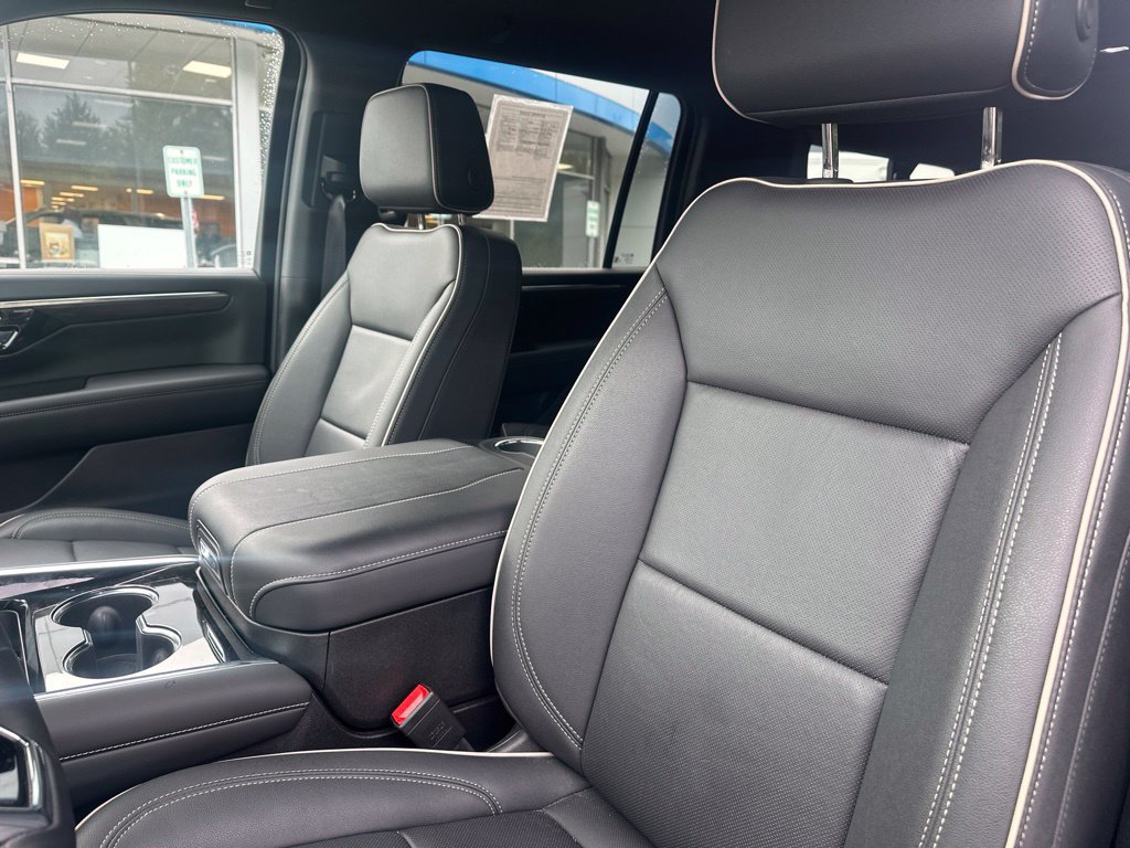 Used 2025 Chevrolet Suburban Premier AWD/4WD image 11