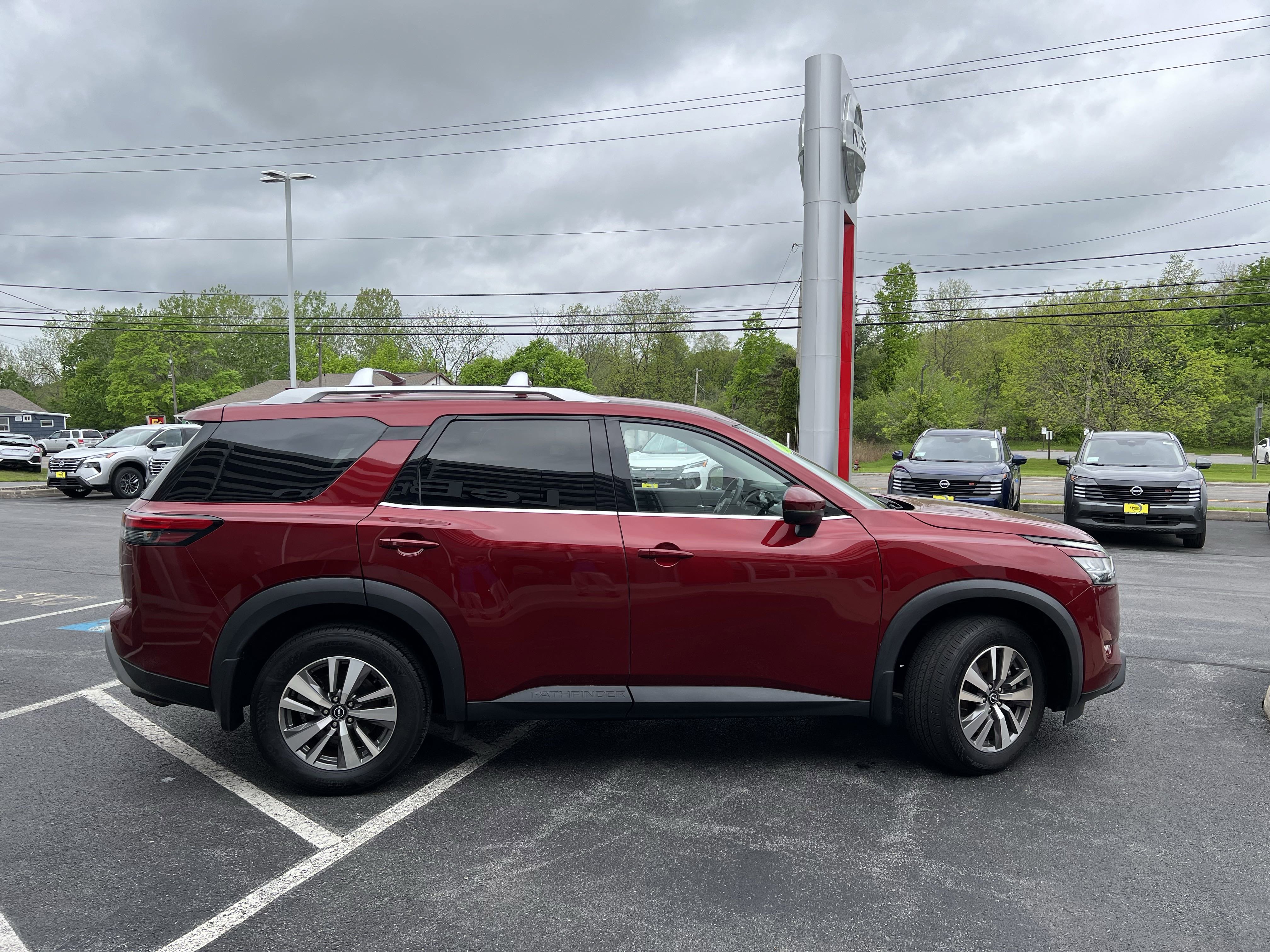 Used 2022 Nissan Pathfinder SL image 14