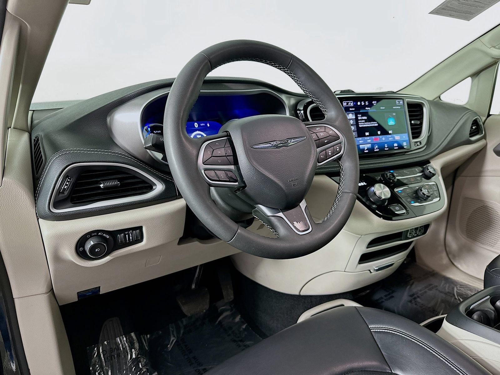 Used 2023 Chrysler Pacifica Touring-L FWD image 10