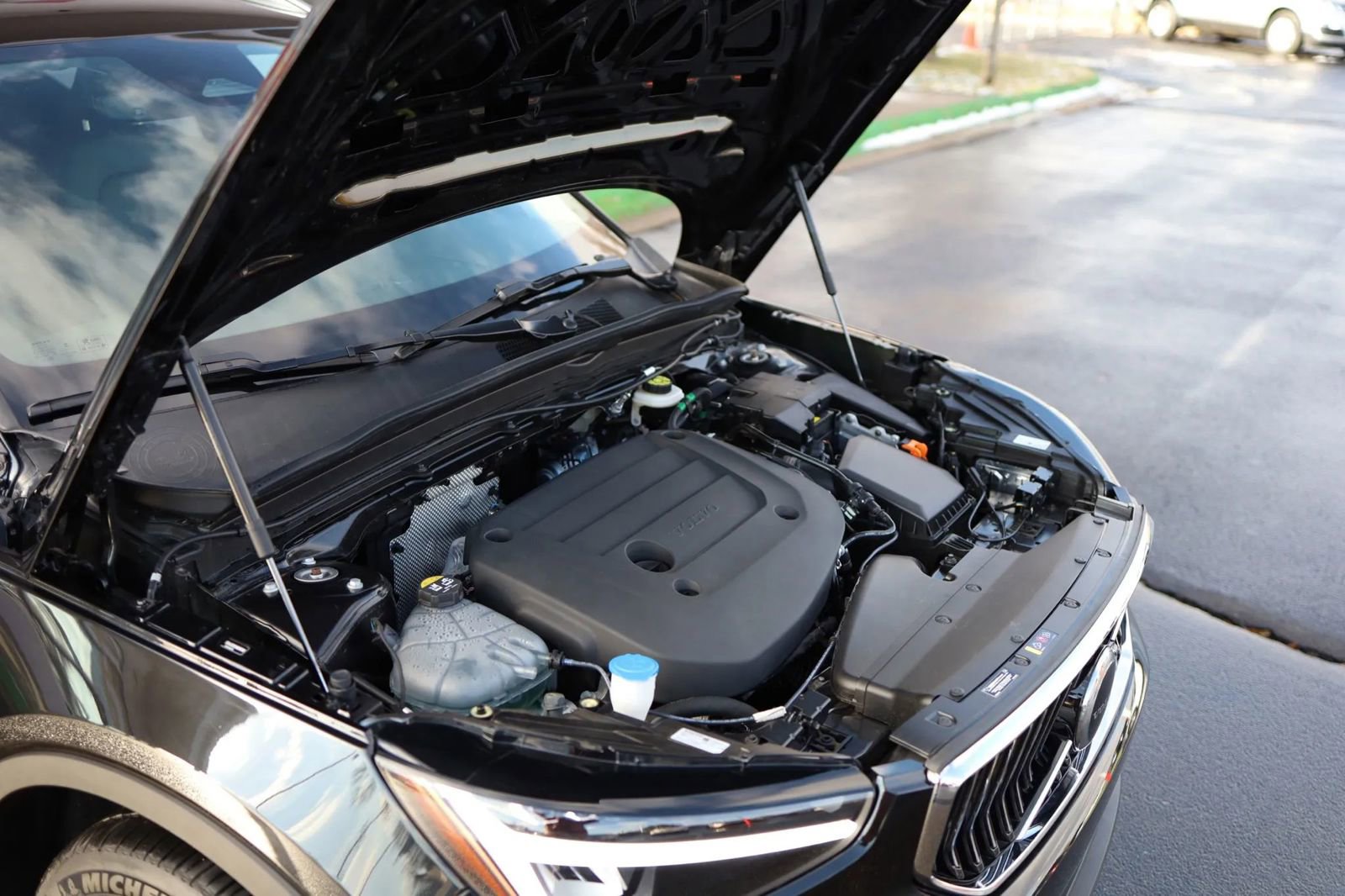 Used 2025 Volvo XC40 B5 Core image 56