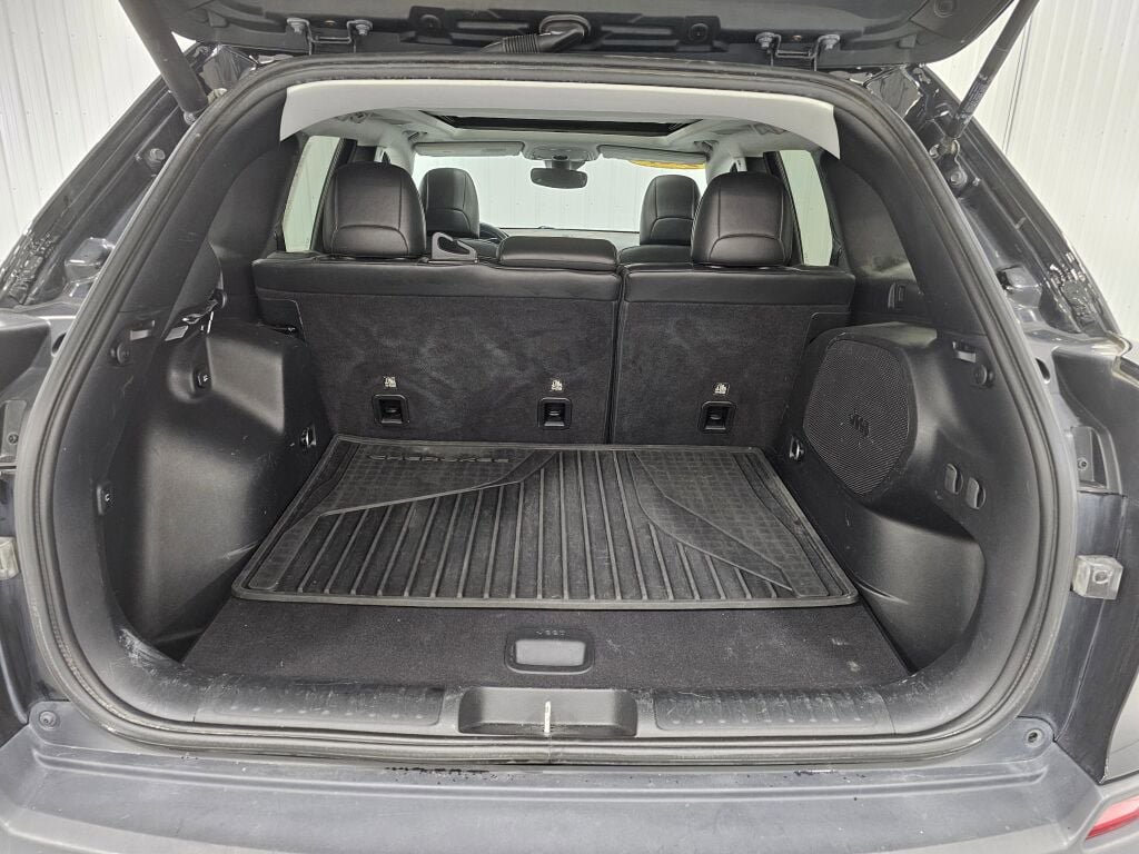 Used 2021 Jeep Cherokee Trailhawk w/ Sun, Sound & Nav Group AWD/4WD image 15
