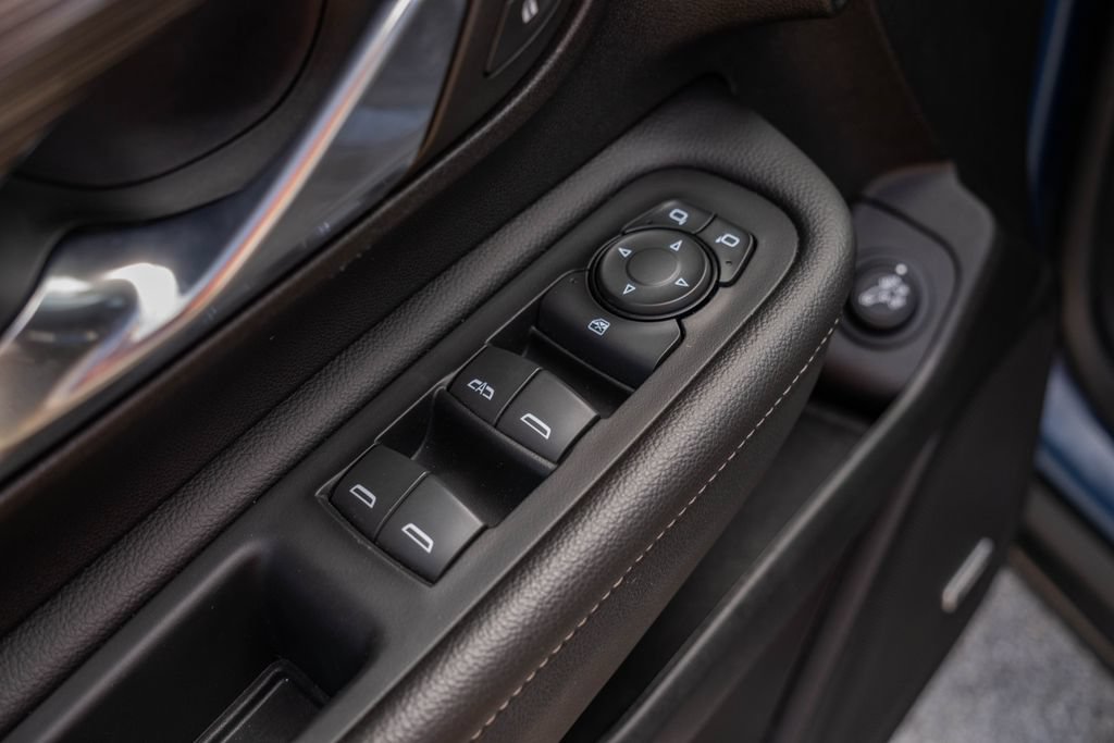 Used 2024 GMC Terrain SLT w/ Infotainment Package II FWD image 12