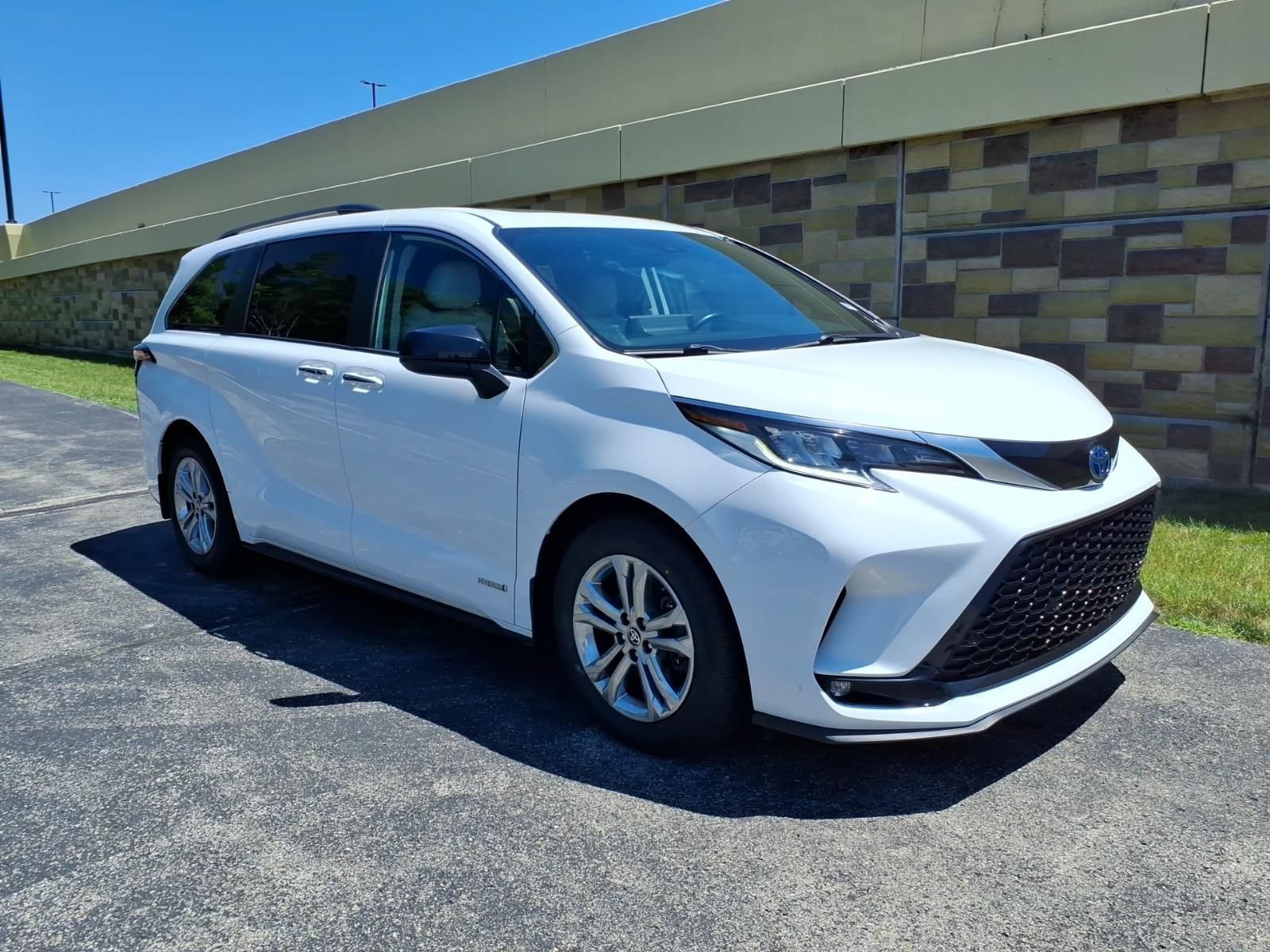 Used 2021 Toyota Sienna XSE AWD/4WD video 1
