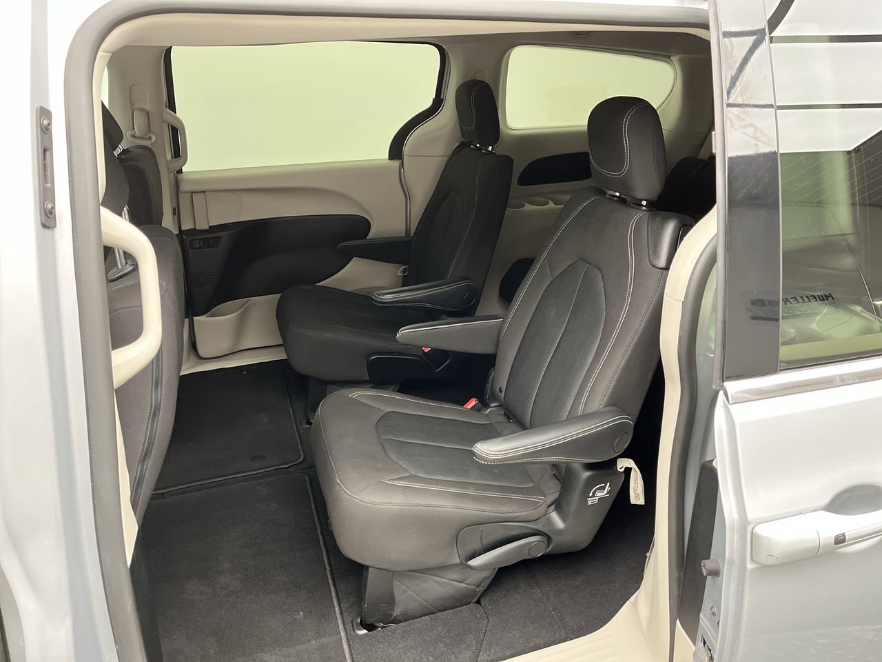 Used 2023 Chrysler Voyager LX FWD image 10