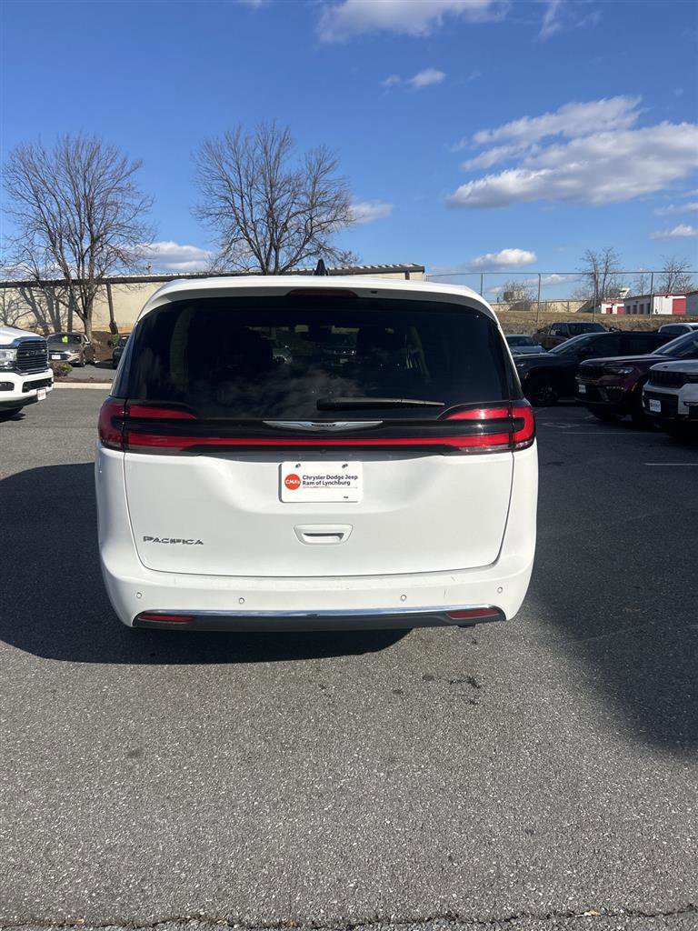 Used 2024 Chrysler Pacifica Touring-L image 5
