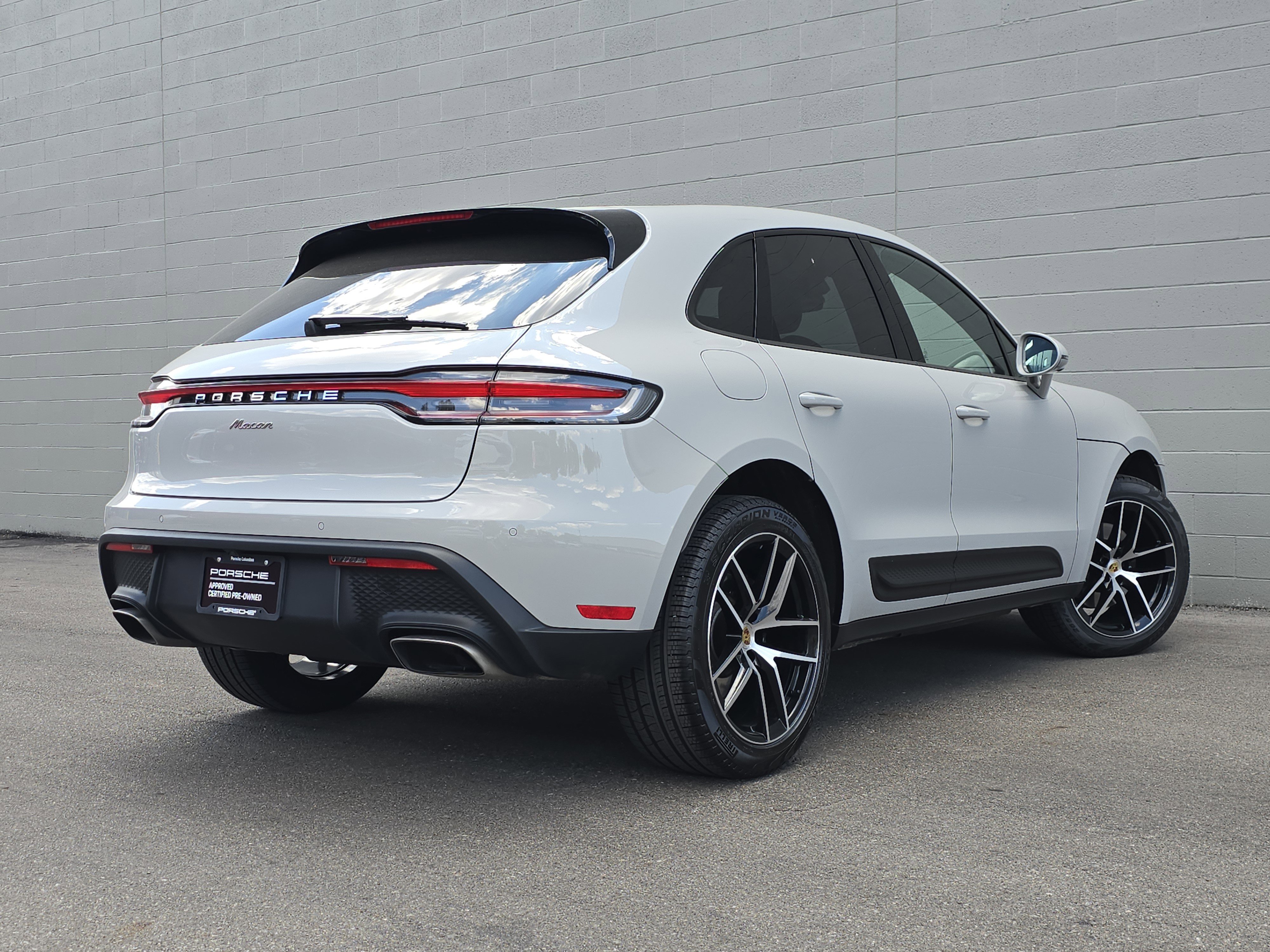 Certified 2025 Porsche Macan image 9