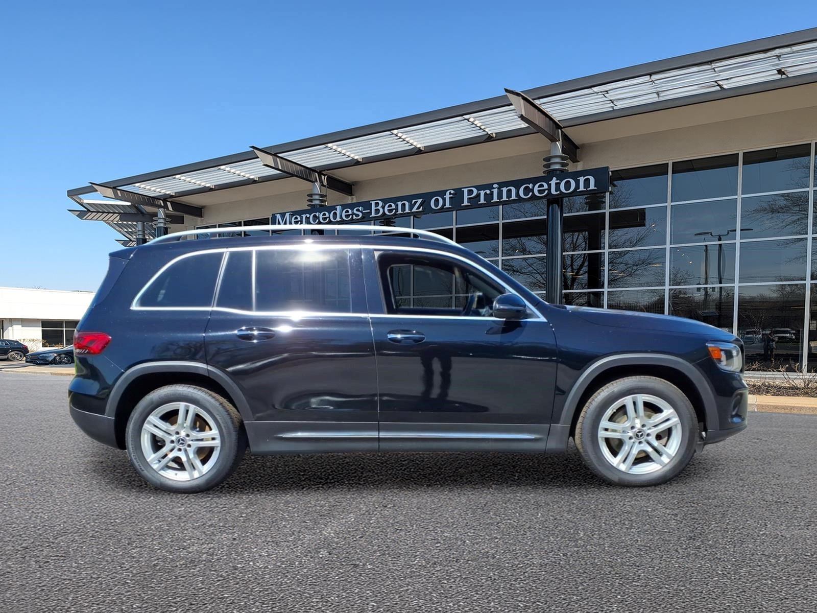 Certified 2022 Mercedes-Benz GLB 250 4MATIC image 2