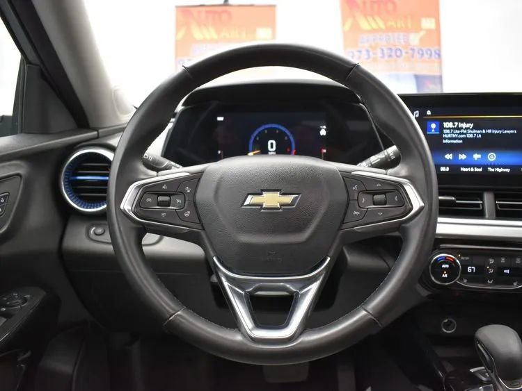 Used 2024 Chevrolet Trax LT w/ Sunroof Package image 21