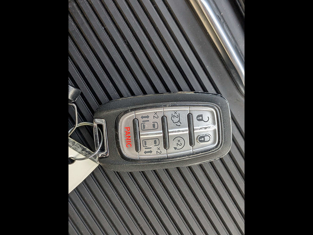 Used 2025 Chrysler Pacifica Limited FWD image 32