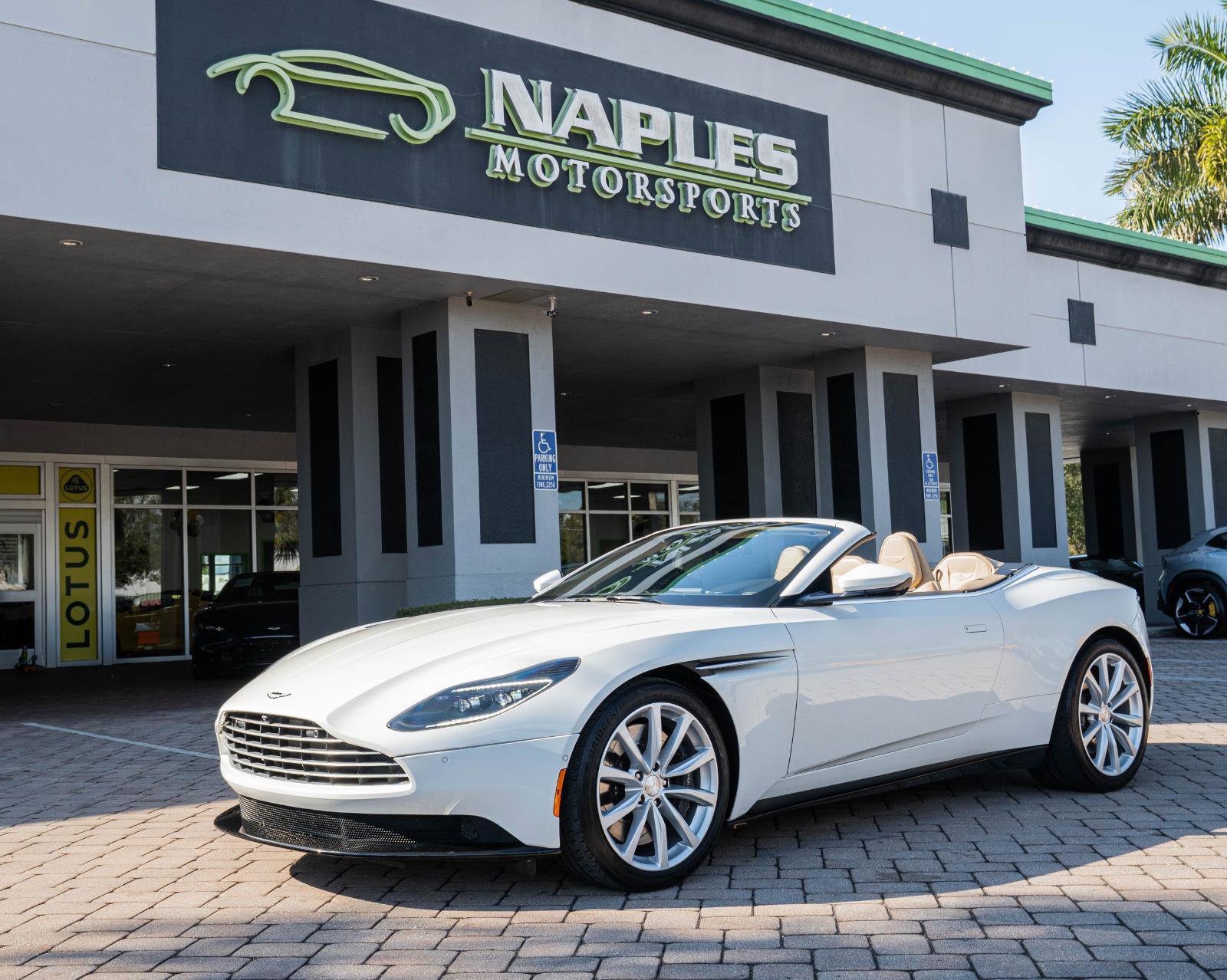 Used 2019 Aston Martin DB11 Volante image 23
