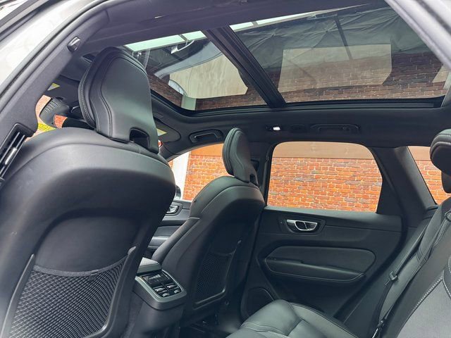 Used 2022 Volvo XC60 B6 R-Design image 24