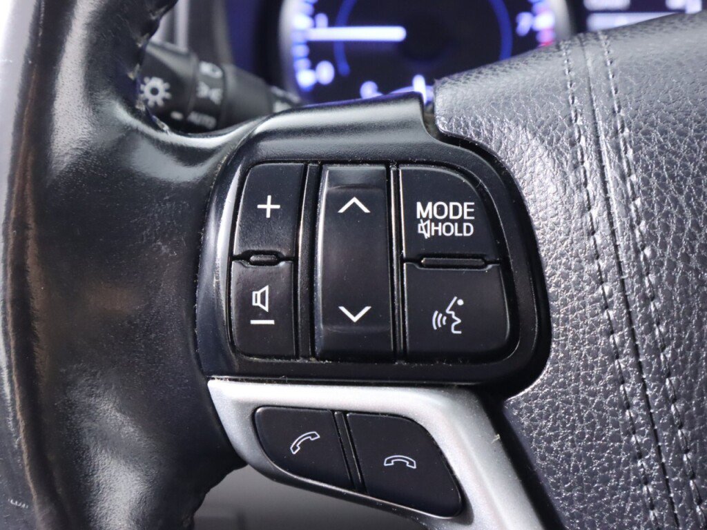 Used 2019 Toyota Highlander Plus AWD/4WD image 12