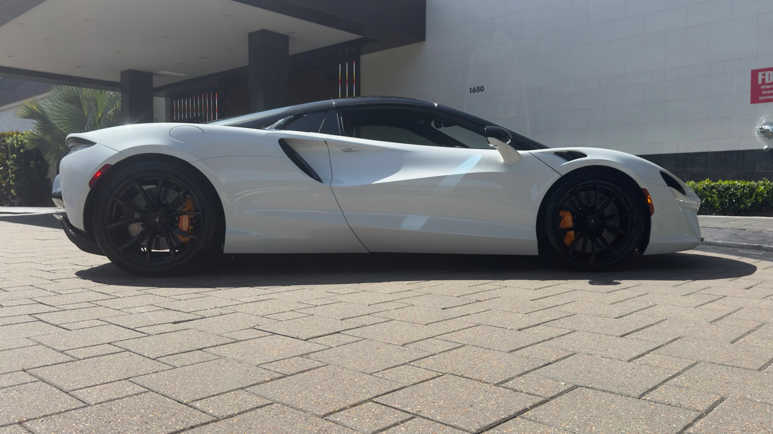Used 2025 McLaren Artura Spider RWD image 5