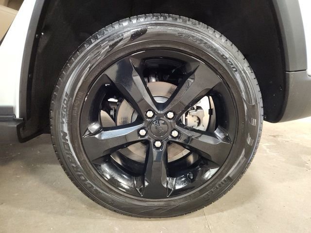 Used 2024 Jeep Grand Cherokee Limited w/ Black Appearance Package image 28