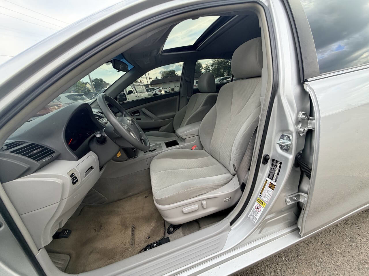 Used 2009 Toyota Camry LE FWD image 25