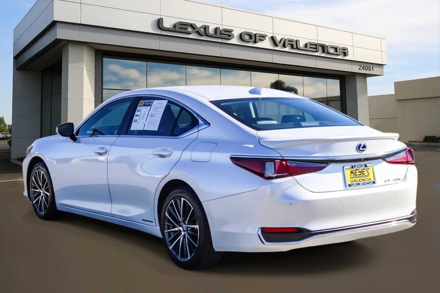Used 2022 Lexus ES 300h w/ Premium Package FWD image 2