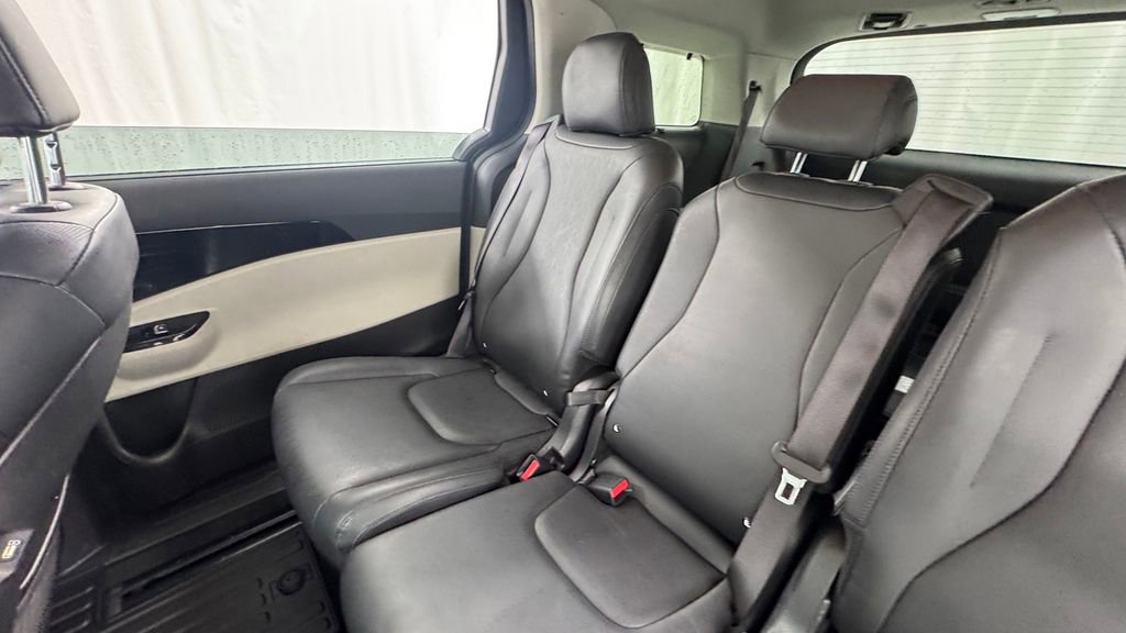Used 2024 Kia Carnival EX FWD image 14