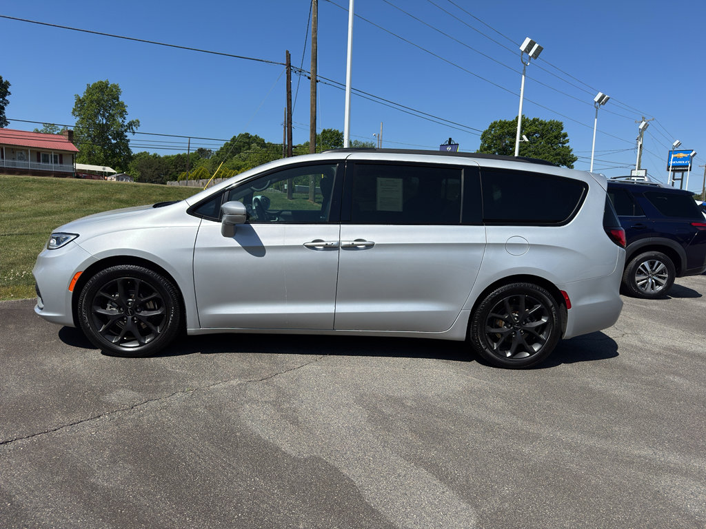 Used 2022 Chrysler Pacifica Touring-L w/ S Appearance Package FWD image 3