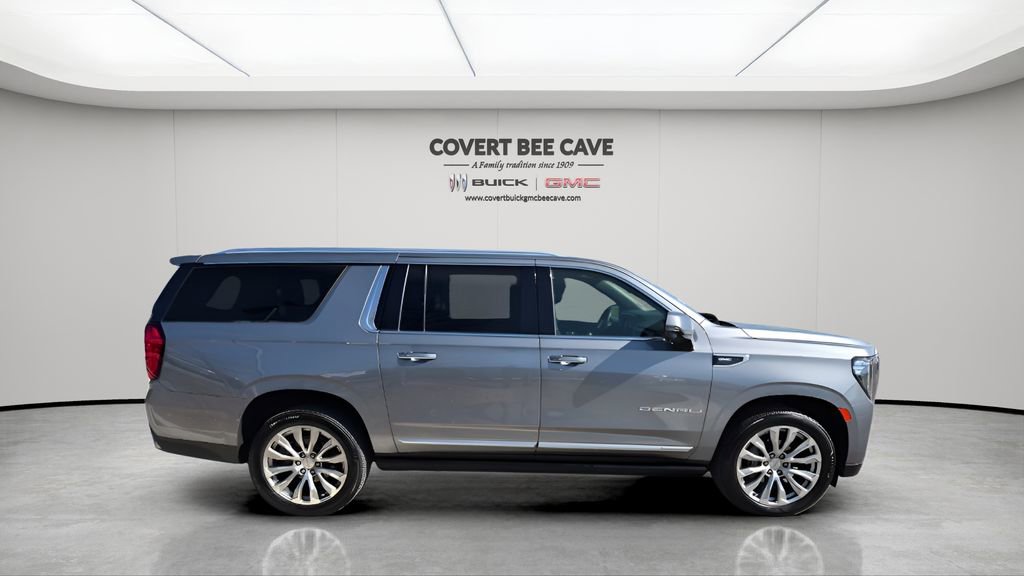 Used 2022 GMC Yukon XL Denali w/ Denali Premium Package image 11