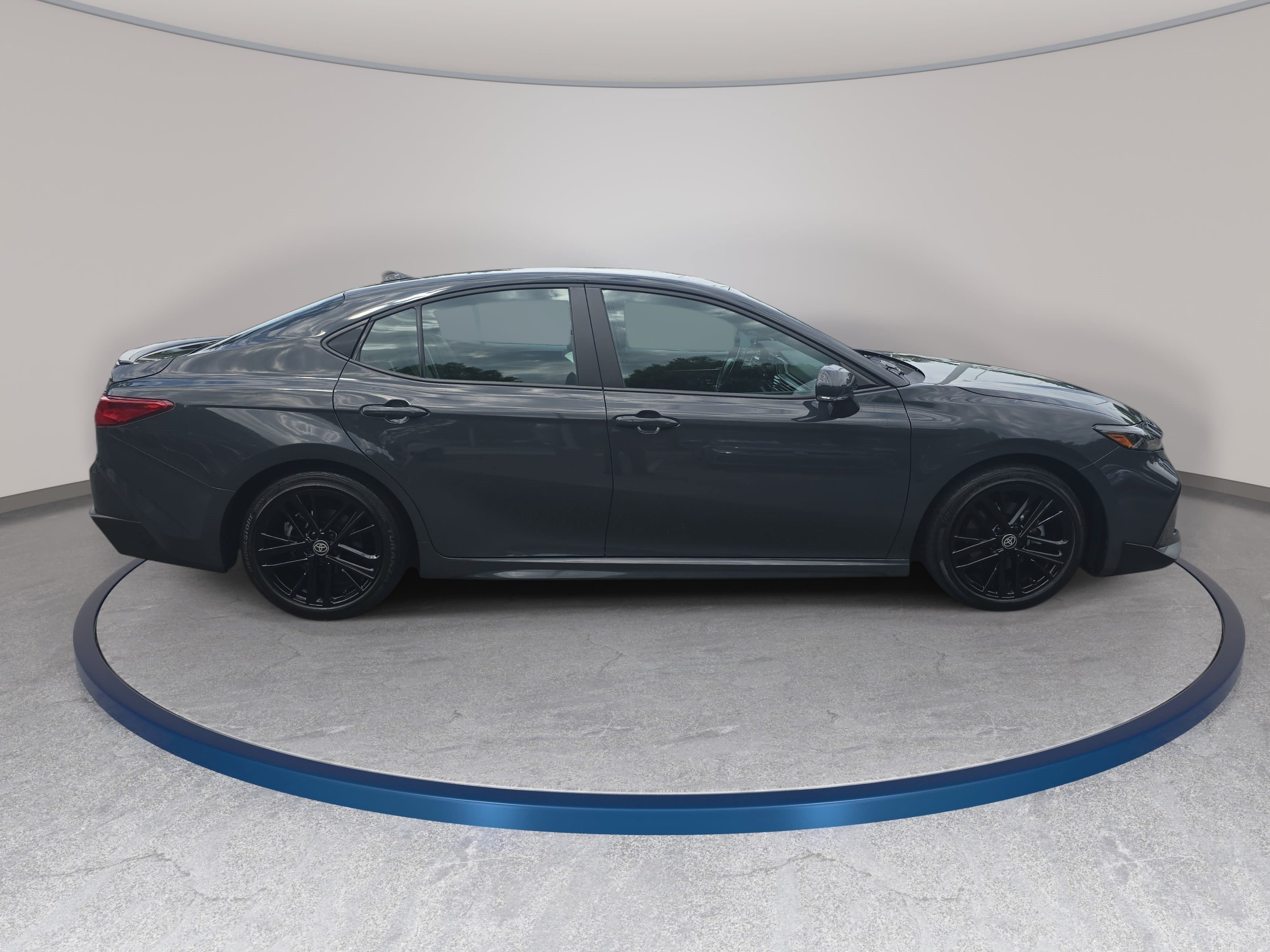 Used 2025 Toyota Camry SE w/ Convenience Package FWD image 4