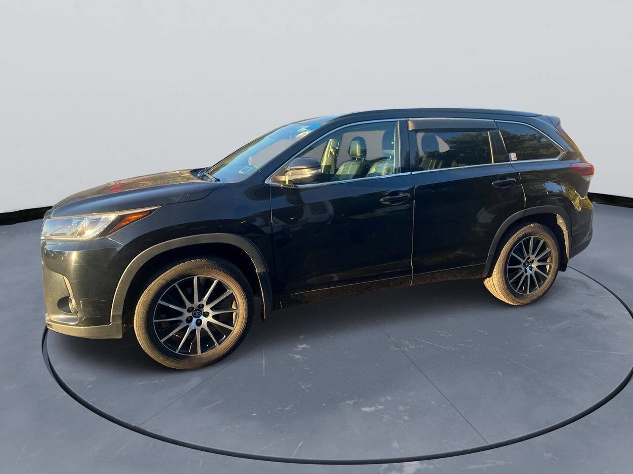 Used 2017 Toyota Highlander SE image 4