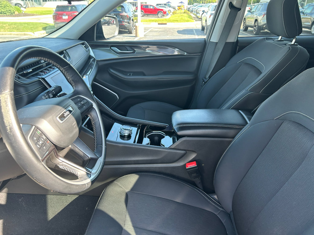 Used 2022 Jeep Grand Cherokee Laredo w/ Luxury Tech Group I AWD/4WD image 9
