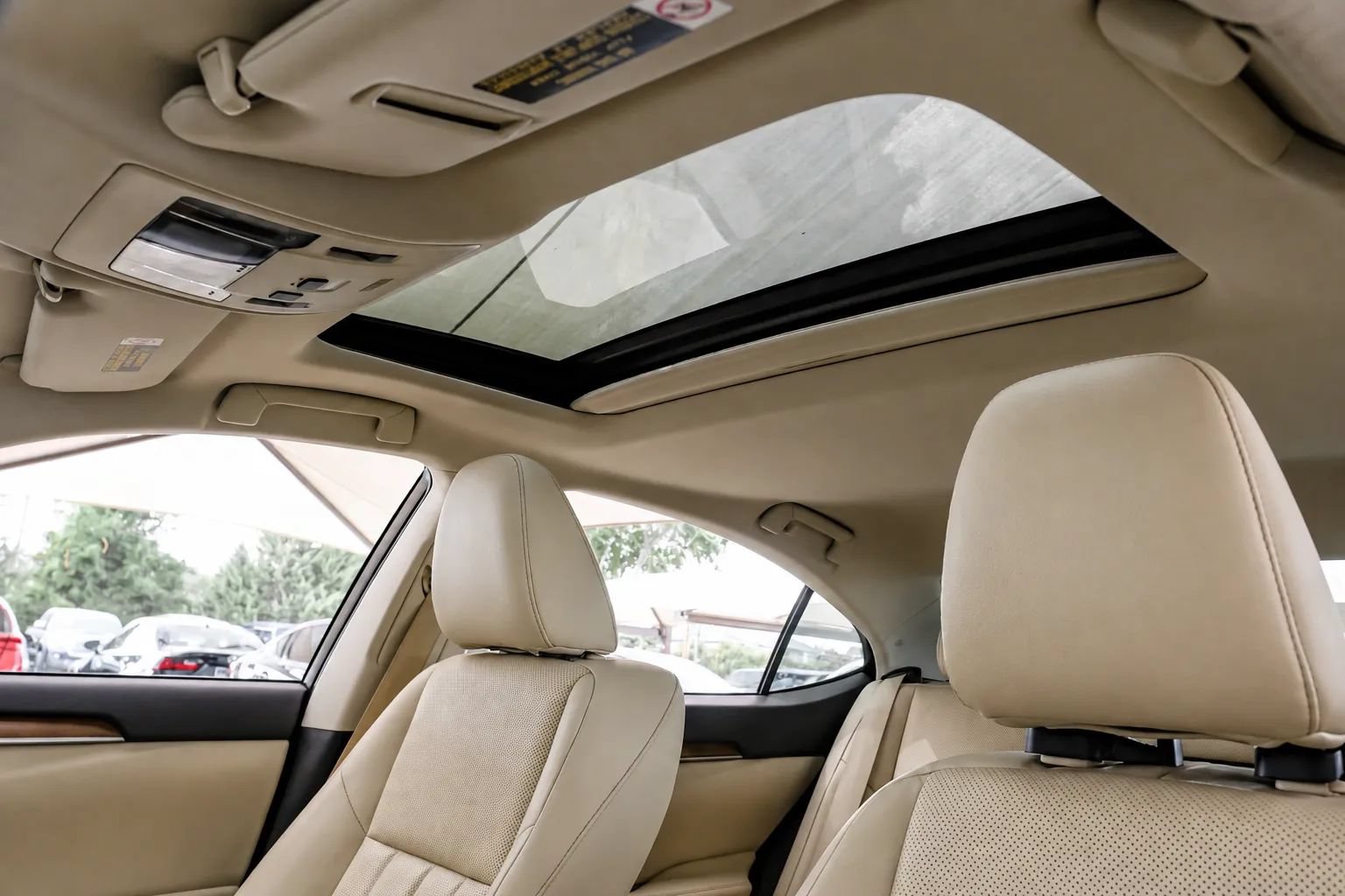 Used 2016 Lexus ES 300h w/ Luxury Package w/Wood Trim FWD image 4