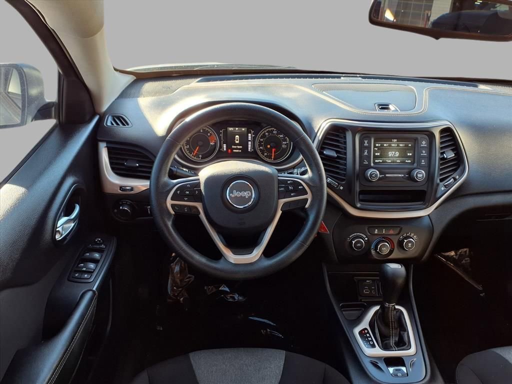 Used 2016 Jeep Cherokee Sport image 4