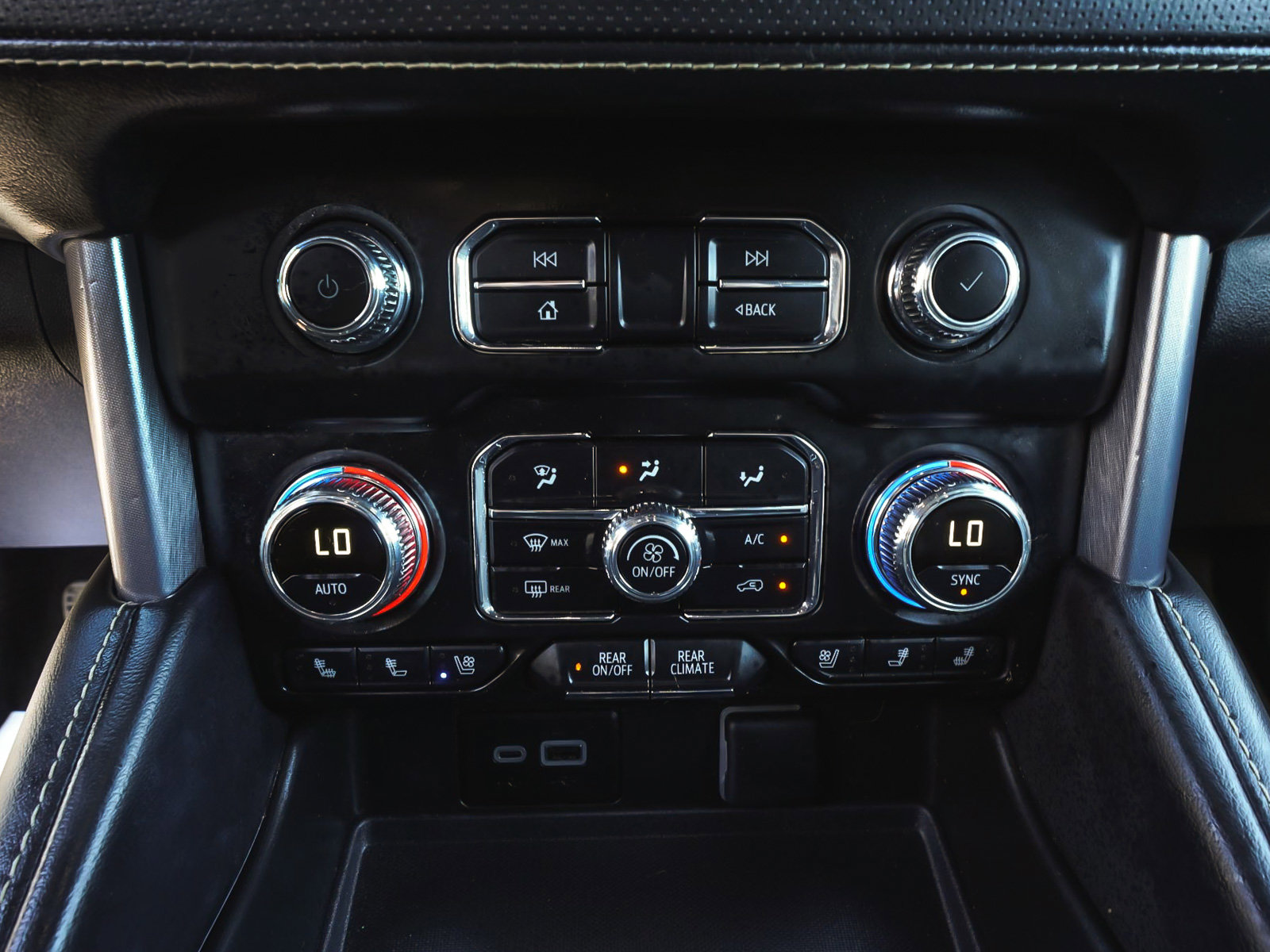 Used 2024 GMC Yukon SLT w/ SLT Luxury Package AWD/4WD image 24