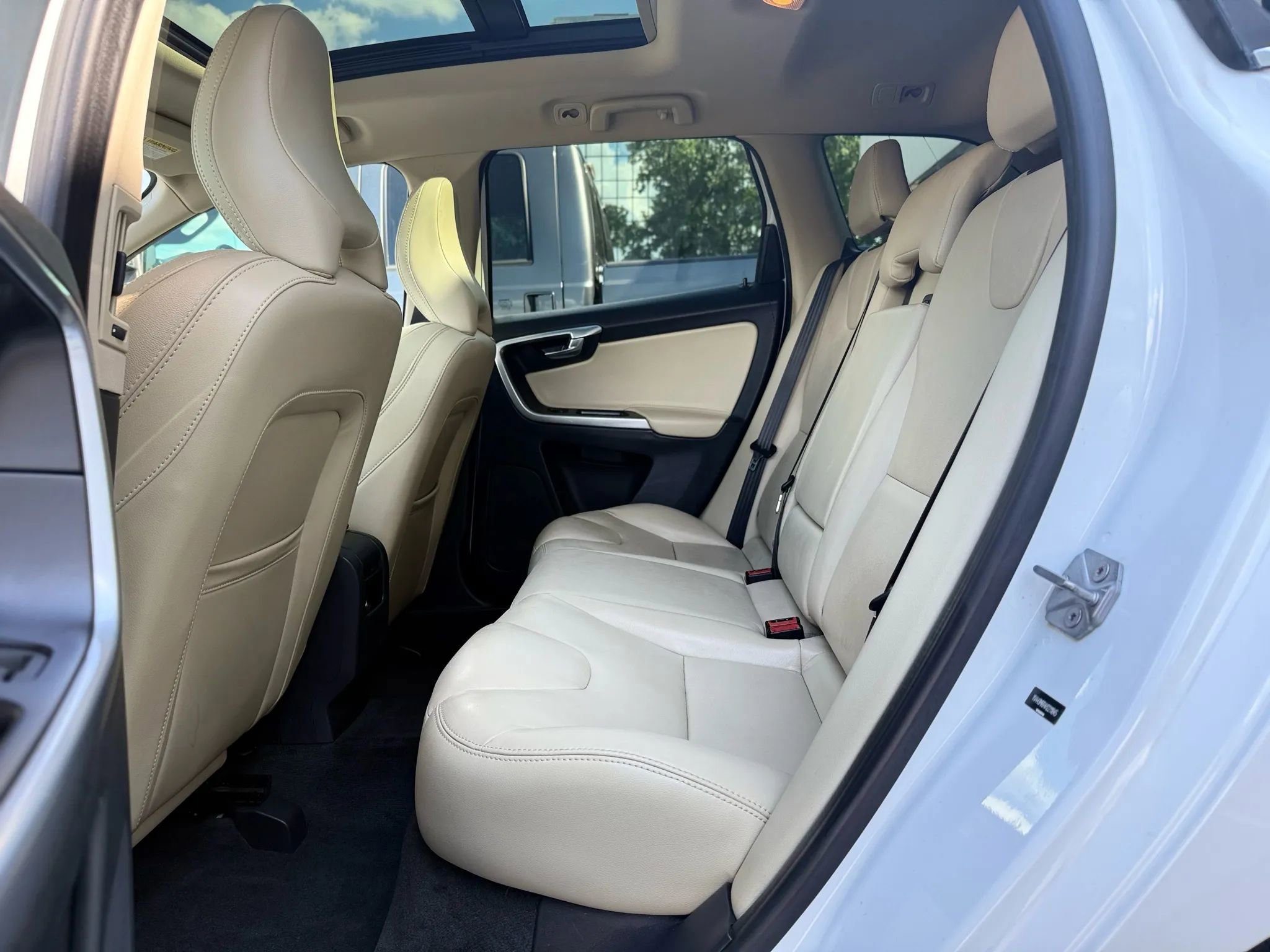 Used 2017 Volvo XC60 T6 Dynamic w/ Preferred Option Package image 30