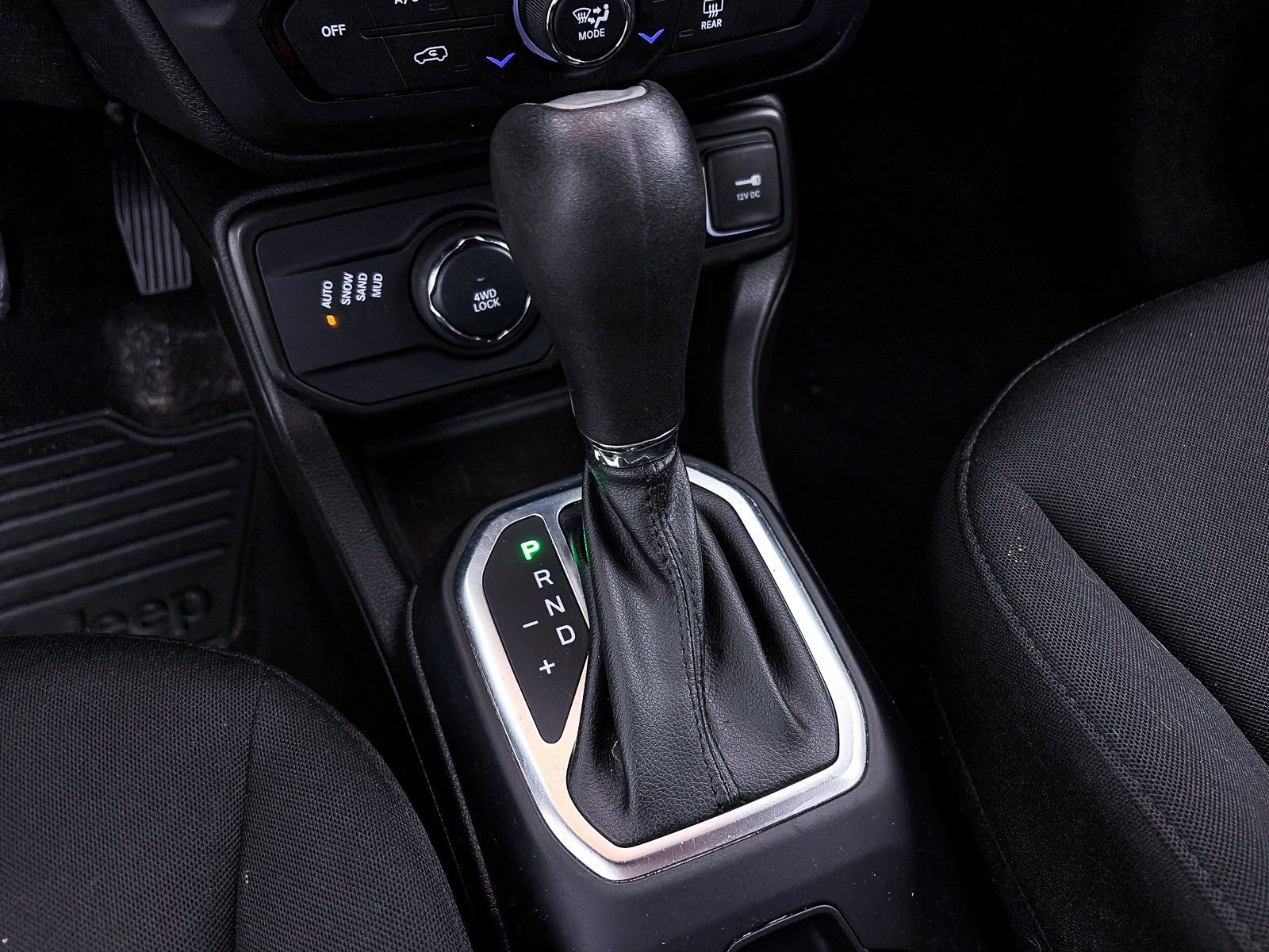 Used 2019 Jeep Renegade Latitude w/ Cold Weather Group image 17