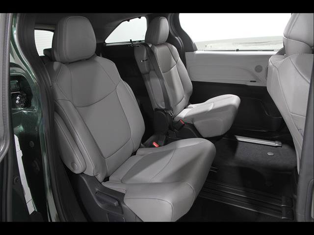 Used 2026 Toyota Sienna XLE FWD image 18