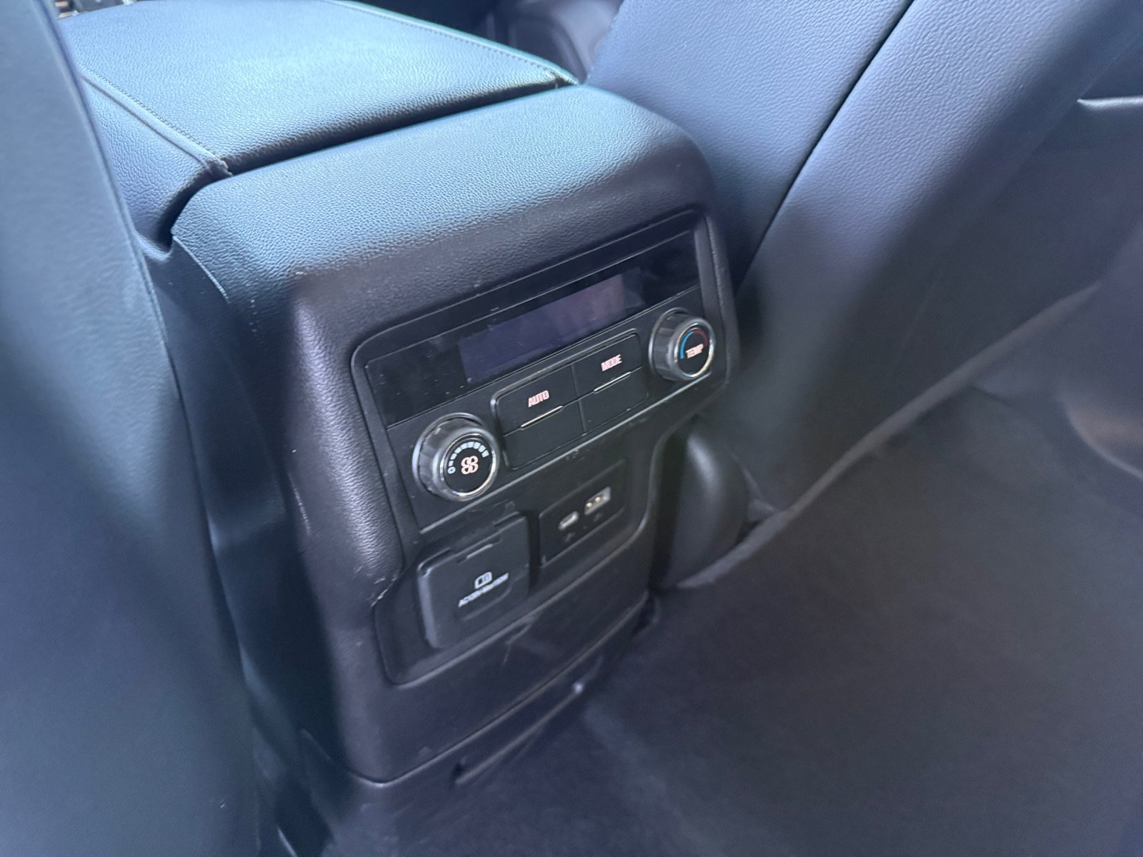 Used 2023 GMC Acadia SLT image 12