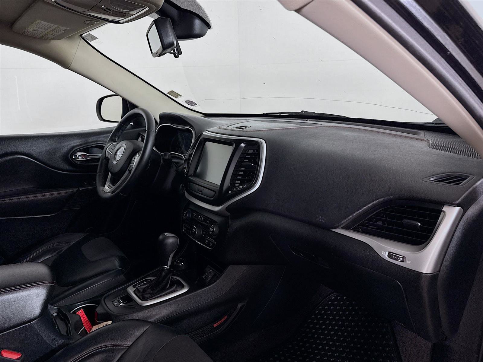 Used 2016 Jeep Cherokee Trailhawk AWD/4WD image 27