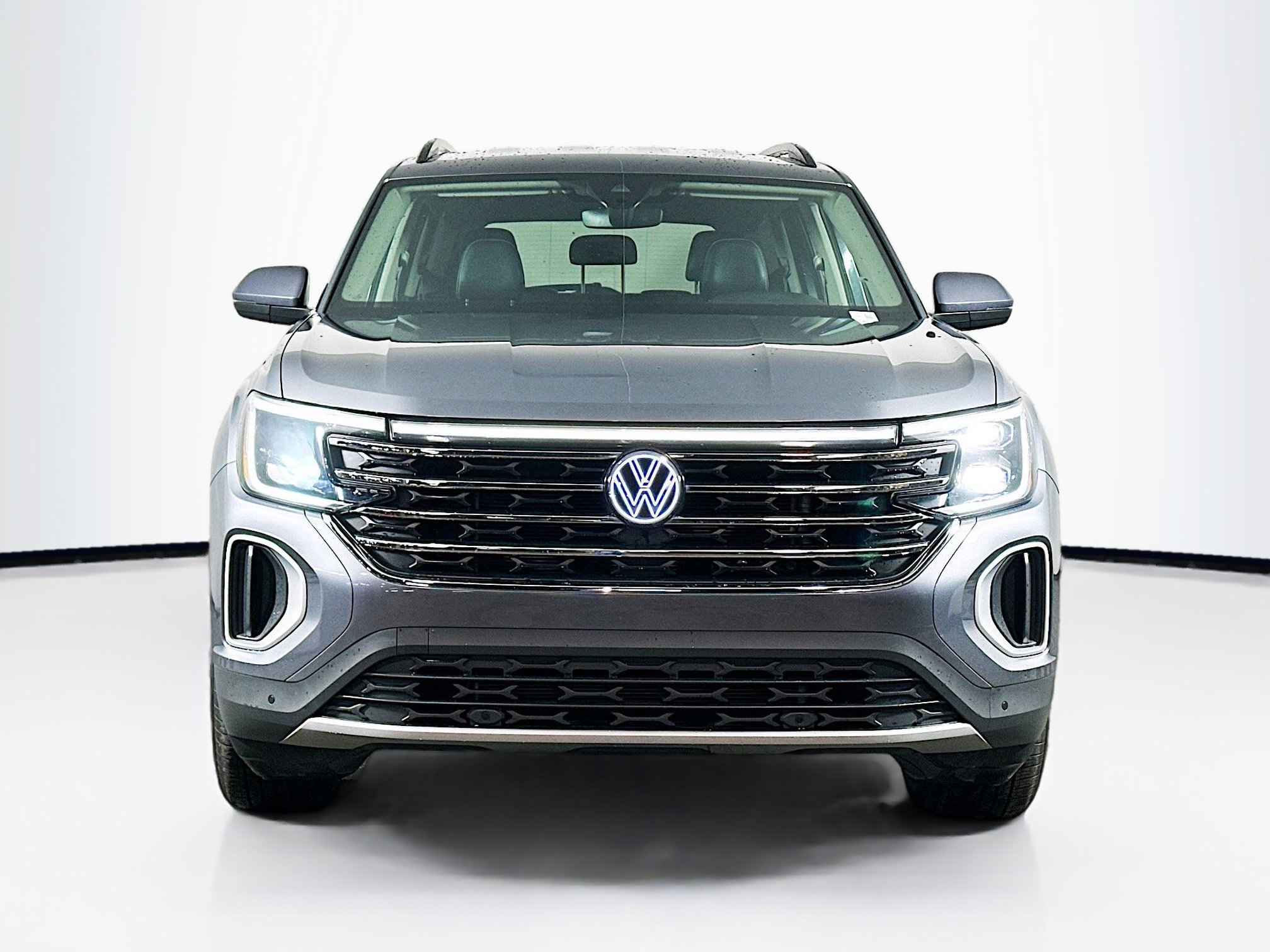 Used 2025 Volkswagen Atlas SE image 2
